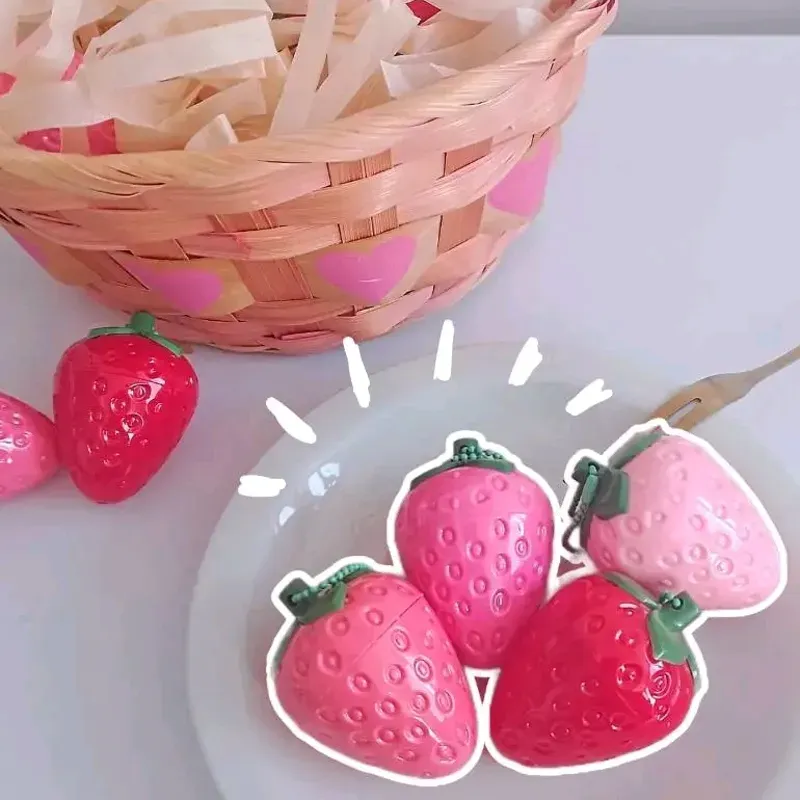 Bálsamo labial humectante e hidratante en forma de fresa  con colgante