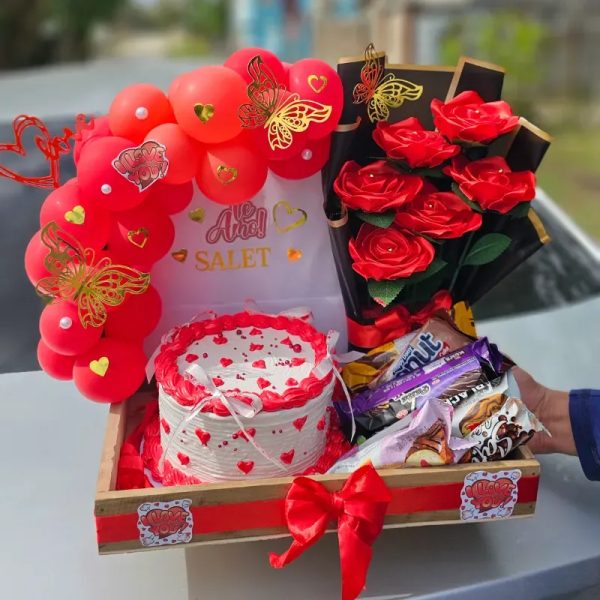 Cajita con Mini Cake y ramo para San Valentín 