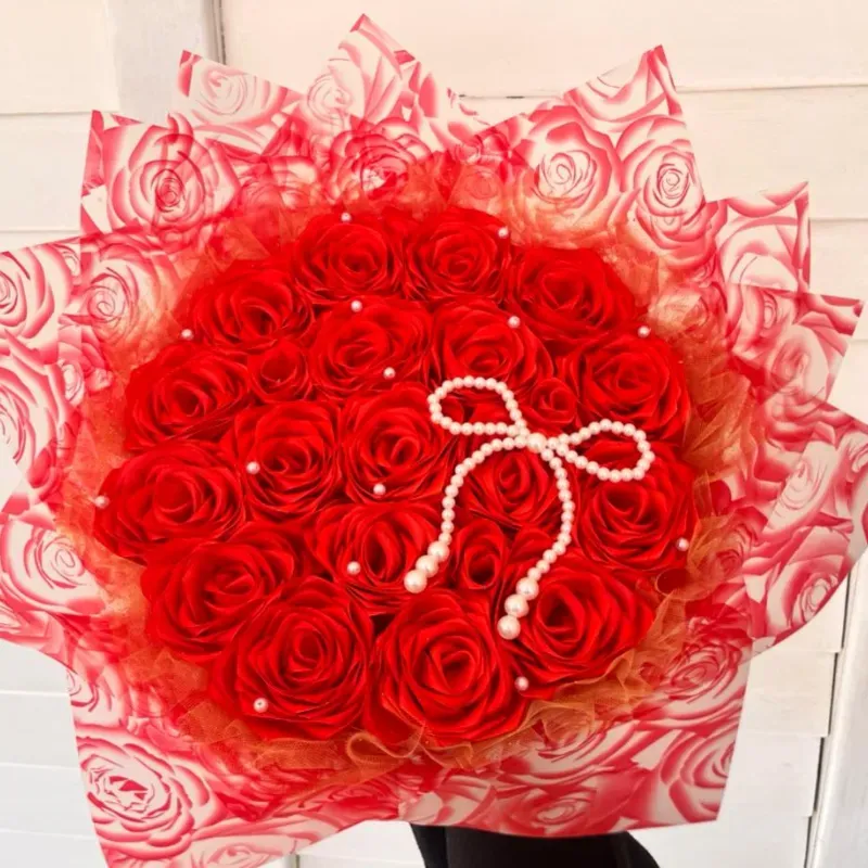 Ramo artificial con lazo con papel rojo