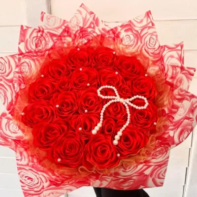 Ramo artificial con lazo con papel rojo