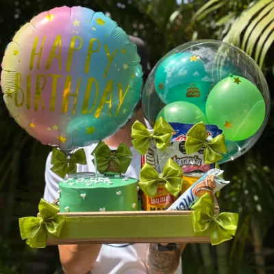 Caja con mini torta y confituras