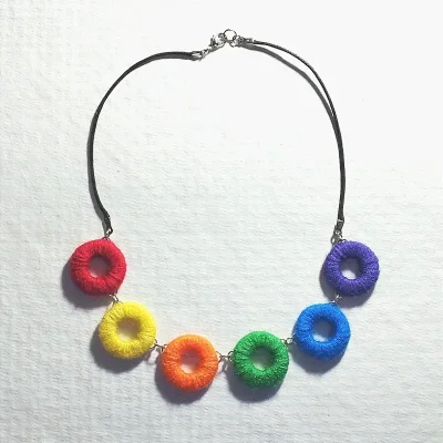 Collar de piezas geométricas