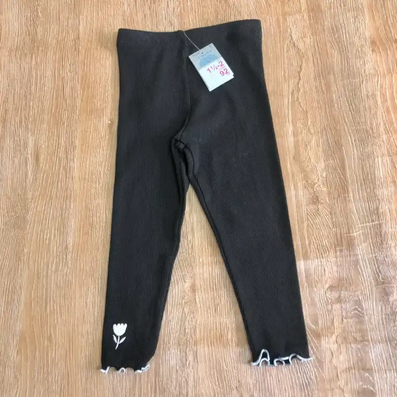 Leggins de canalé color negro con flor