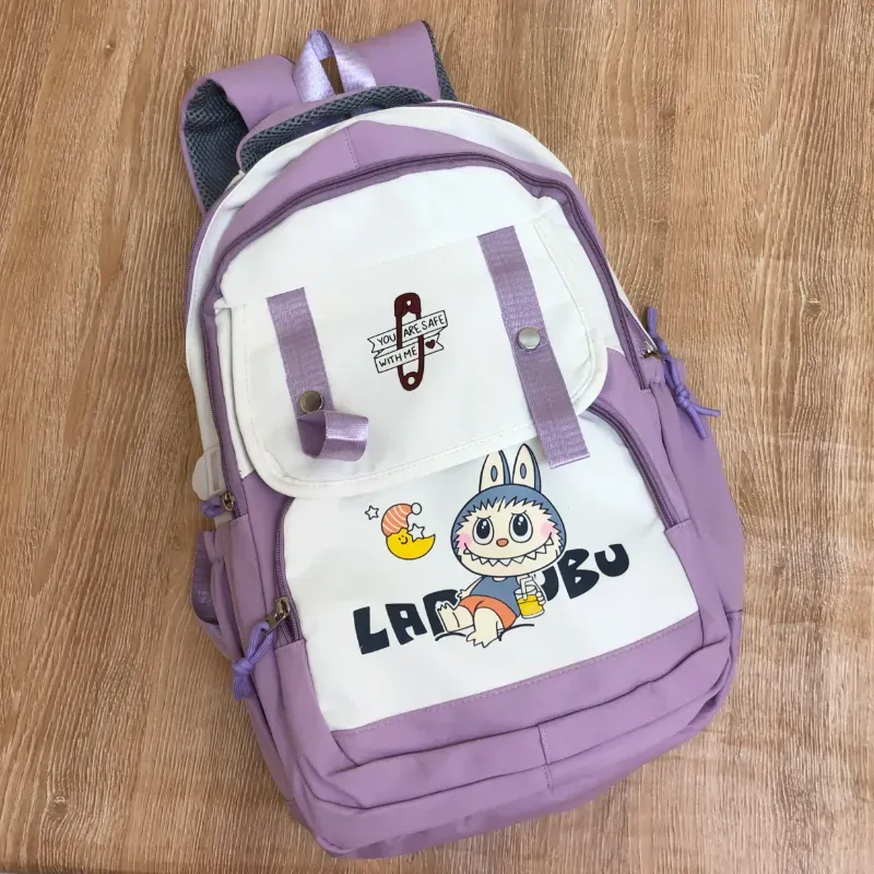 Mochila Labubu color violeta y blanco