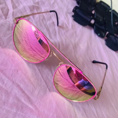 Gafas de sol con lentes espejados en tono rosa