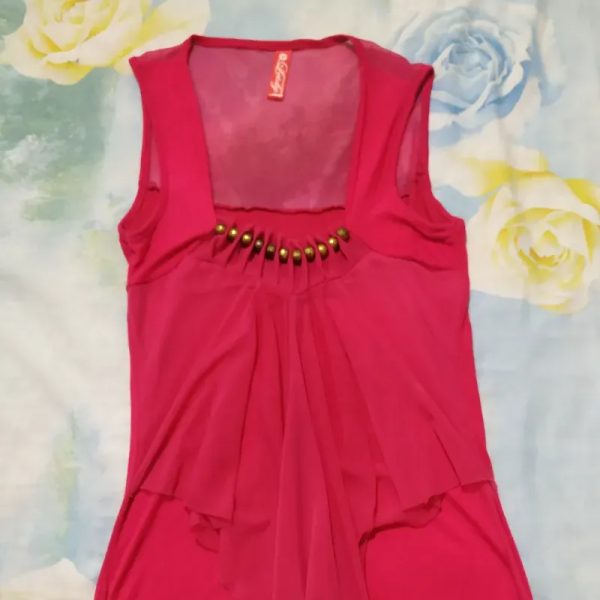 Blusa rosada.