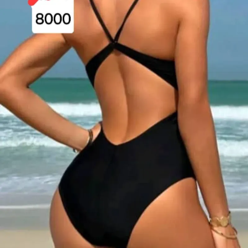 Trusa negra con escote en la espalda