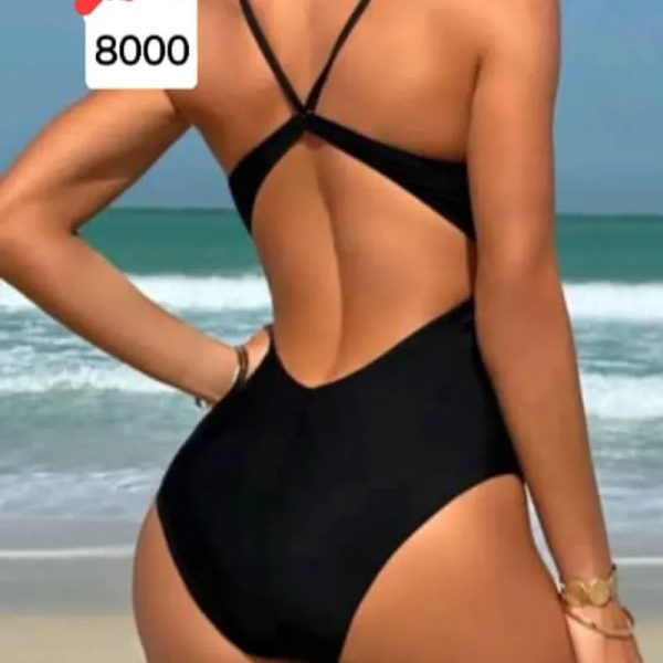 Trusa negra con escote en la espalda