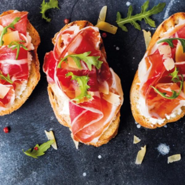 BRUSCHETTAS DE JAMÓN SERRANO, QUESO CREMA Y SALSA AGRIDULCE
