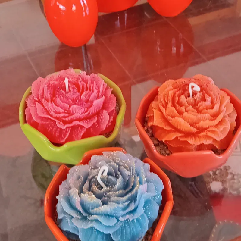 Vela en forma de flor de poenia grande con base de ceramica