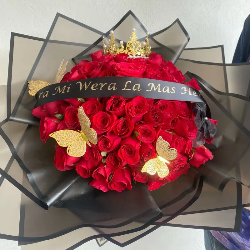 RAMO DE 30 ROSAS CON CORONA