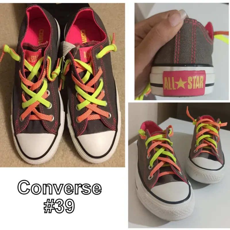 Converse de cordones de colores.