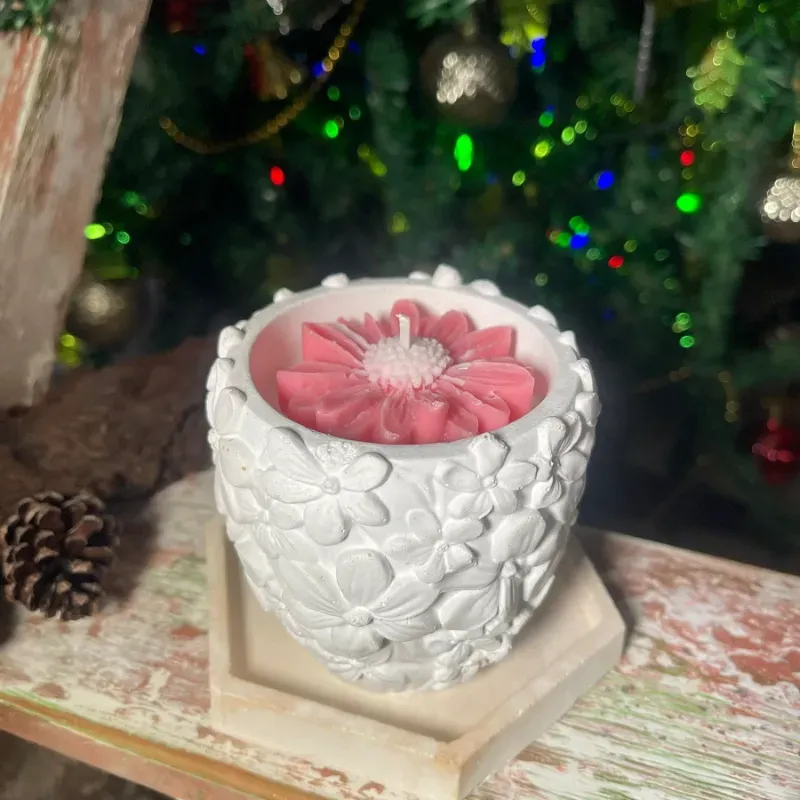 Vela de soja en recipiente de flores