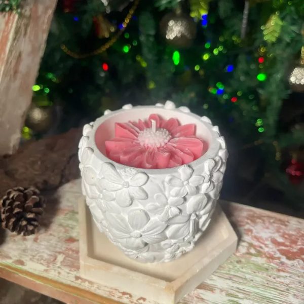 Vela de soja en recipiente de flores