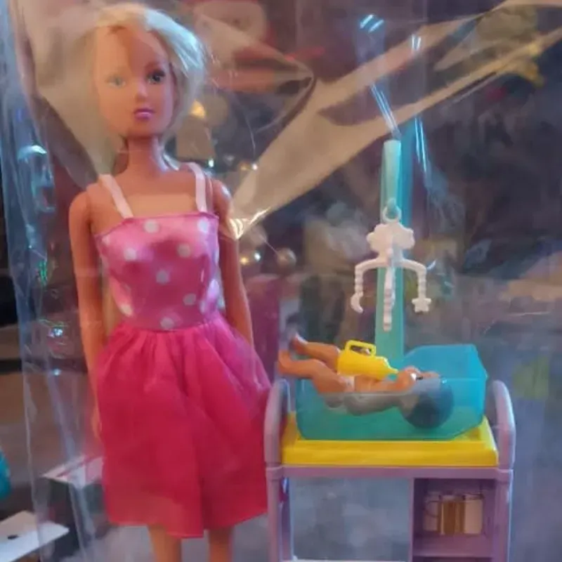 Barbie Stefi engomada con bebé y accesorios