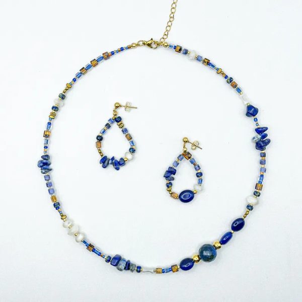 Conjunto de collar y aretes con cuentas miyuki, piedras semipreciosas y nácar