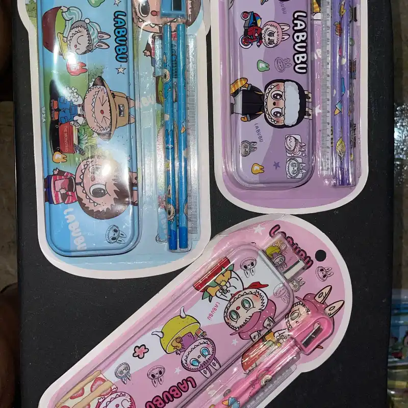 Set escolar con cartuchera de metal.