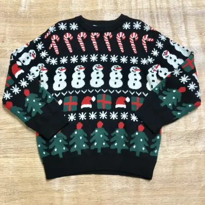 Abrigo tejido negro con motivos navideños