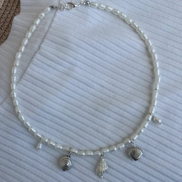 Collar con cuentas de rio y dijes de verano