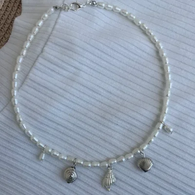 Collar con cuentas de rio y dijes de verano