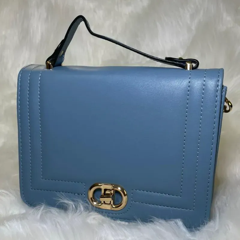 Bolsos cuadrados con detalle dorado