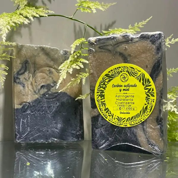 Jabón natural de carbón activado y miel 