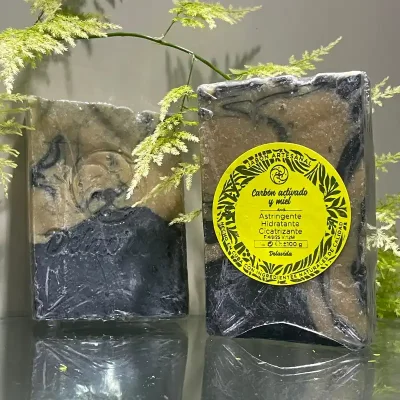 Jabón natural de carbón activado y miel 