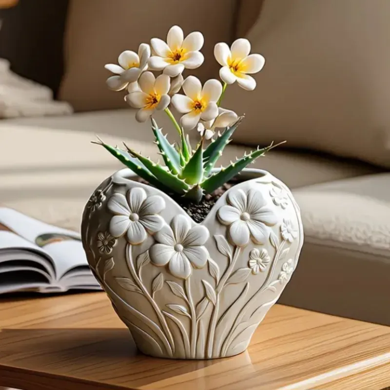 Maceta de yeso con diseño de corazón y flores a relieve