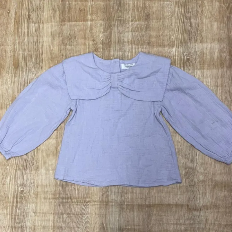 Abrigo color violeta con lazo