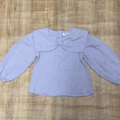 Abrigo color violeta con lazo