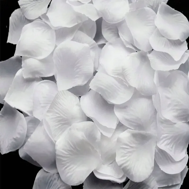 Pétalos de rosa blancos