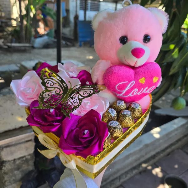 Cajita de rosas eternas, peluche y bombones 
