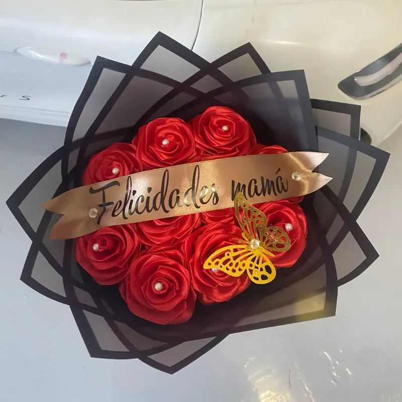 Ramo de 10 rosas eternas +cinta personalizada
