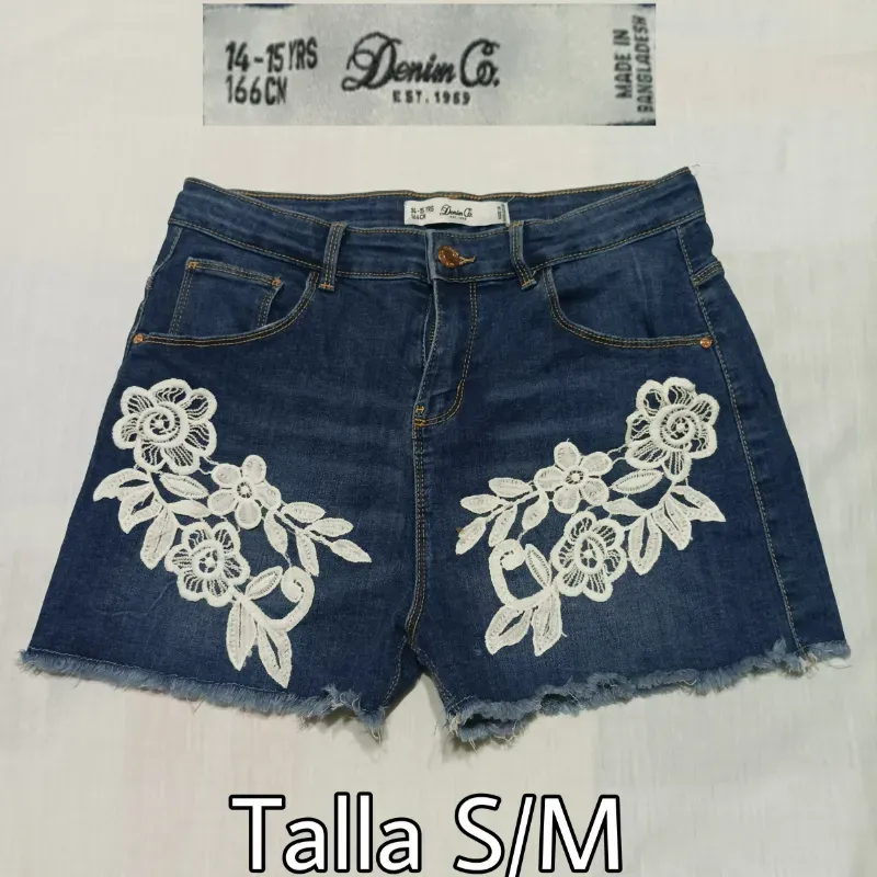 Shorts azul mezclilla con encaje blanco.