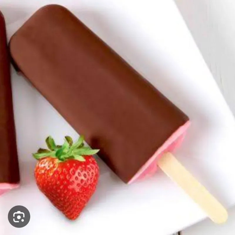 Paletas de fresa con envoltura de chocolate