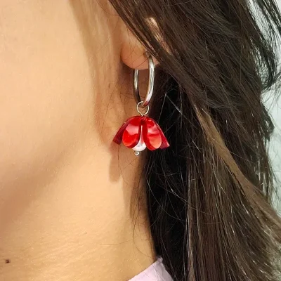 Argollas plateadas con Campanita roja