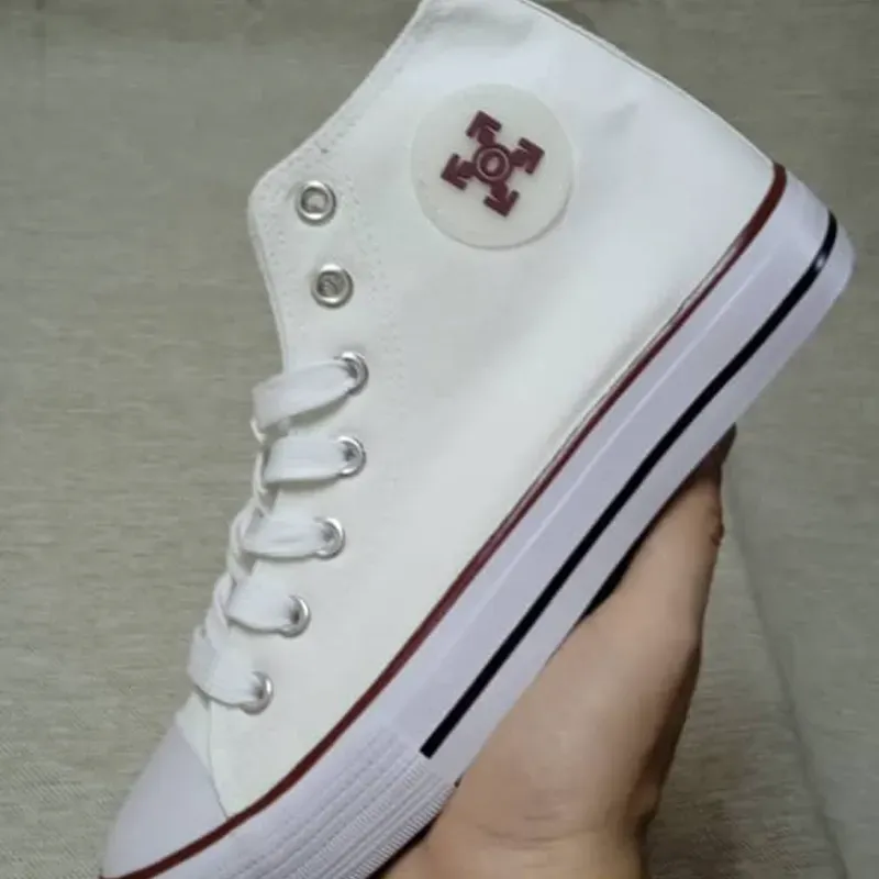 Conver blanco detalle rojo alto