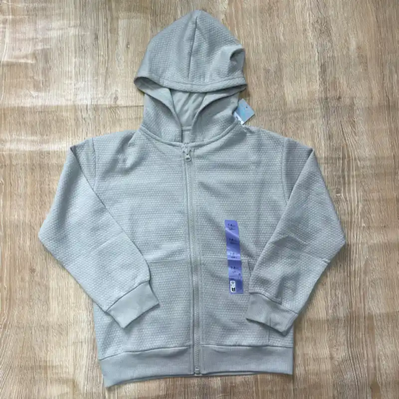 Abrigo gris con capucha