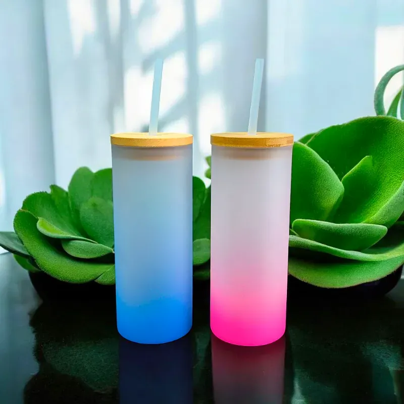 Vaso de vidrio nevado con tapa de bambú y pitillo