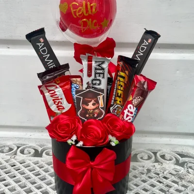 Caja cilíndrica con confituras y rosas