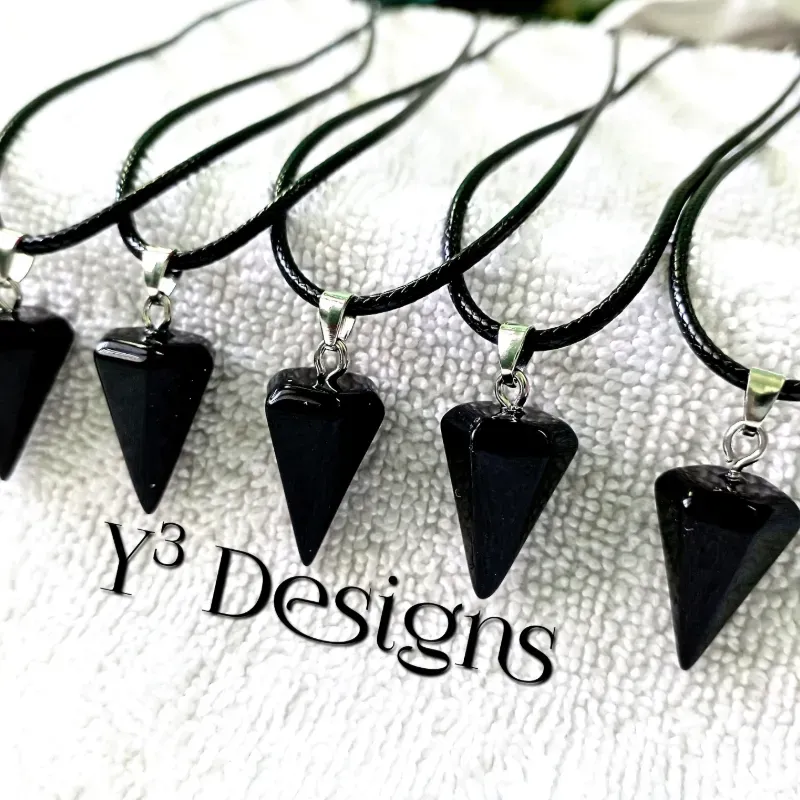 Collares con Dijes de Cuarzo en Forma de Pirámide