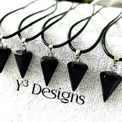 Collares con Dijes de Cuarzo en Forma de Pirámide