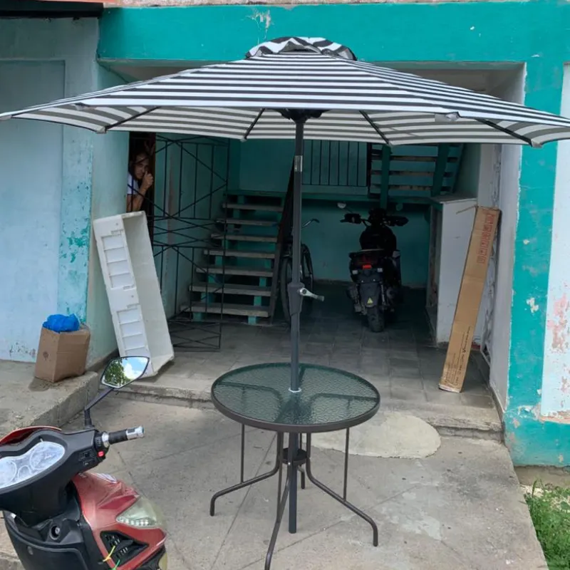 Mesa de cristal con sombrilla