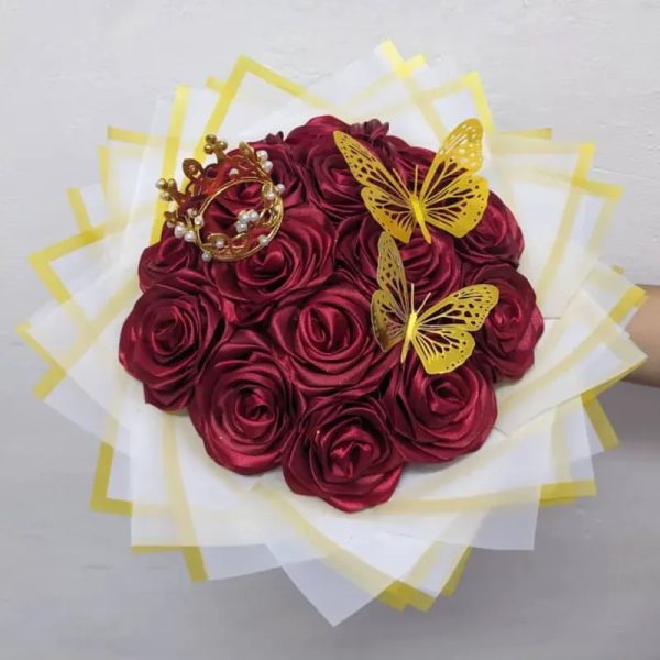 Ramo de 15 Rosas con Mini Corona y 2 Mariposas