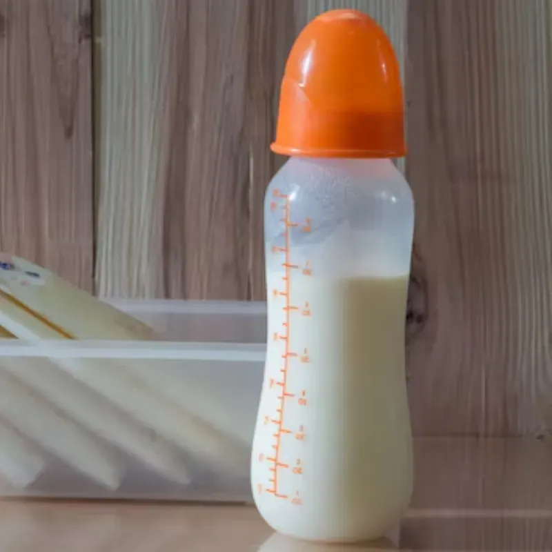 Pomo de leche con biberón para bebe