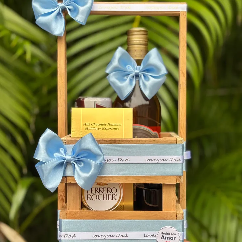 Cesta con Botella de ron Añejo especial