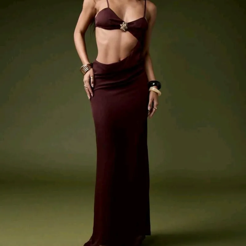 Vestido sexy con flor dorada