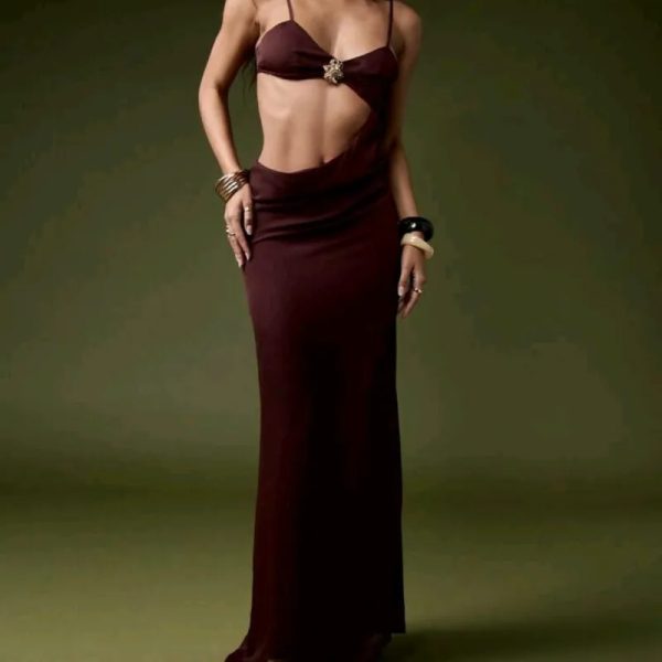 Vestido sexy con flor dorada