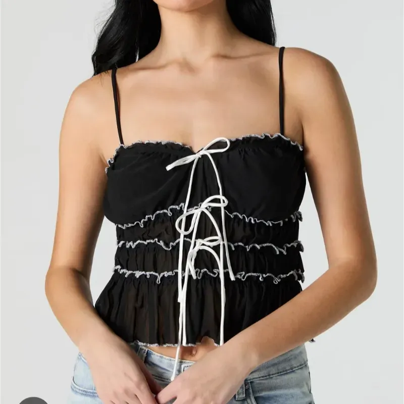 Blusa negra con lazos