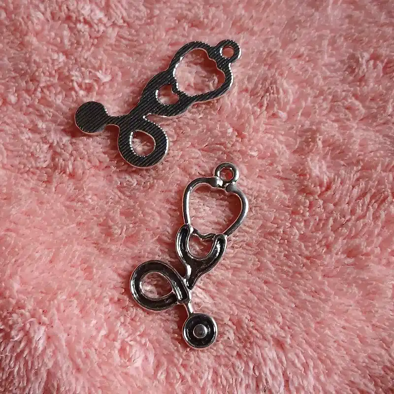 Dije doctor estetoscopio